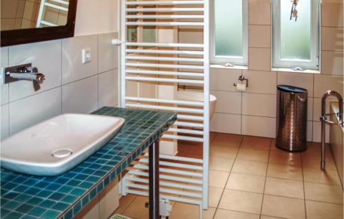 ein Bad mit einem Waschbecken und einem WC in der Unterkunft Beautiful Home In Seebad Lubmin With Wifi And 3 Bedrooms in Lubmin