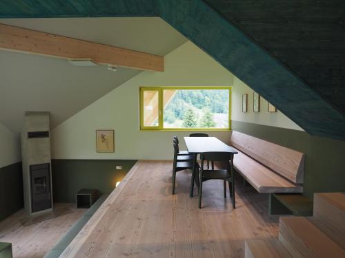 una camera con tavolo, sedie e finestra di Bleibe Menzenschwand a St. Blasien