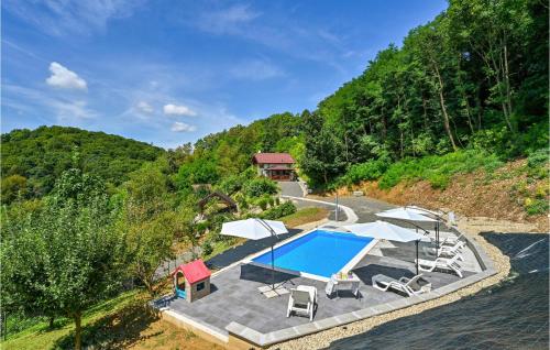 an overhead view of a swimming pool with umbrellas and chairs at Cozy Home In Martinkovec With Wifi in Varaždinske Toplice