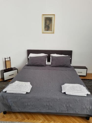 Cama o camas de una habitación en Cozy apartment near city center