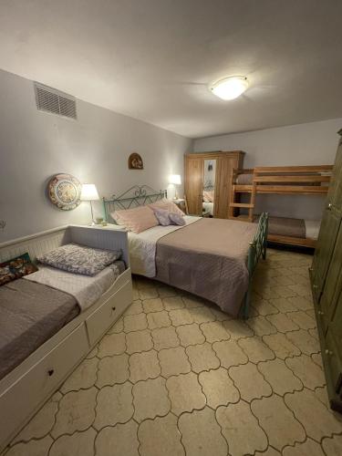 sypialnia z 2 łóżkami w pokoju w obiekcie Casa Fiore w mieście Ponte della Venturina