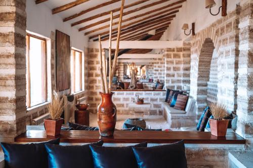 a living room with a vase on a table at Hotel de Sal Luna Salada in Colchani