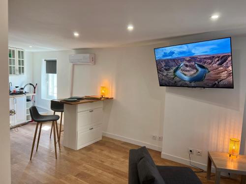 - un salon avec une télévision murale dans l'établissement Studio Neuf CentreVille Climatisé #14, à Toulon