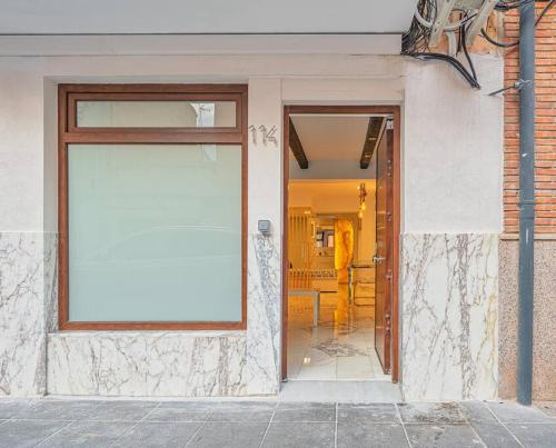 una puerta corredera de cristal de un edificio con ventana en Luxury loft on the beach, en Valencia
