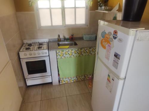 a kitchen with a white stove and a refrigerator at Casa de campo in Colón
