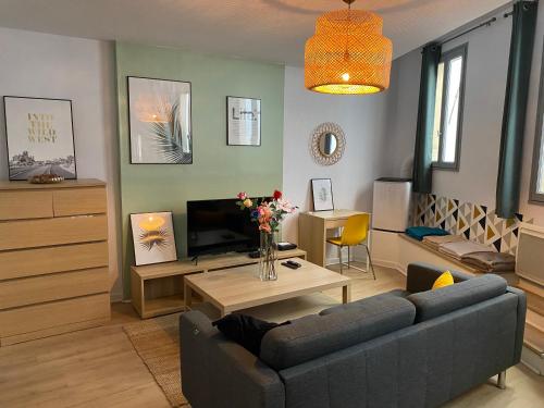 un salon avec un canapé et une table dans l'établissement Le Carnot hyper centre, à Avignon