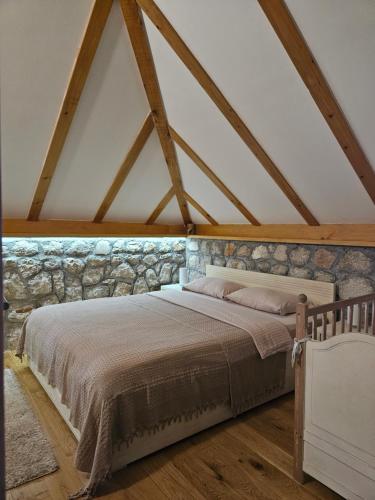 een slaapkamer met een bed op zolder bij Green Forest in Žabljak