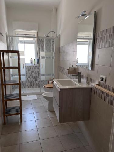 a bathroom with a tub and a sink and a toilet at Il Fante Affitta Camere in Messina