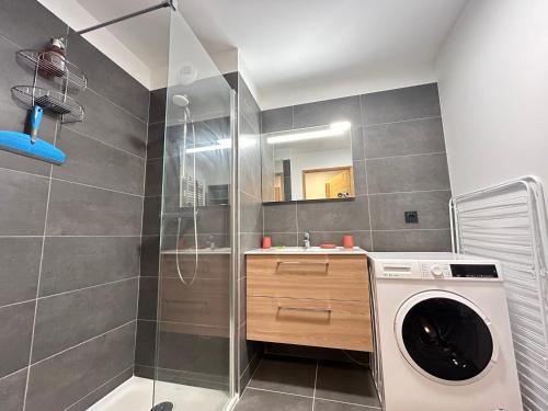 La salle de bains est pourvue d'un lave-linge et d'une douche. dans l'établissement Les Gets - Appartement dans une résidence neuve - FR-1-623-4, aux Gets