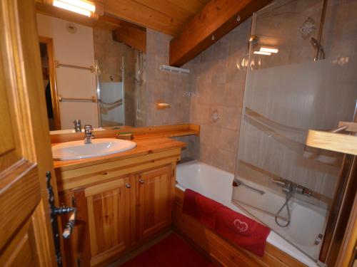 une salle de bain avec un lavabo, une baignoire et une douche dans l'établissement Les Gets - Charmant Appartement 3* au Centre, Proche Pistes, 2 Chambres, 6/8 pers, Parking Inclus - FR-1-623-72, aux Gets