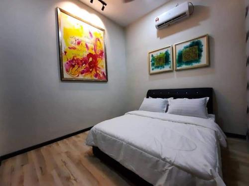 - une chambre avec un lit et des peintures murales dans l'établissement MURNI INN PERIGI, à Yan