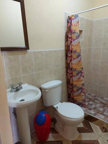 La salle de bains est pourvue de toilettes et d'un lavabo. dans l'établissement Hotel los reyes, à Cobán