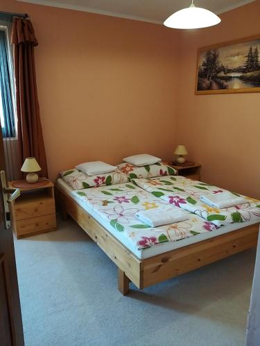 1 dormitorio con 1 cama grande con marco de madera en Magdaléna Panzio en Esztergom