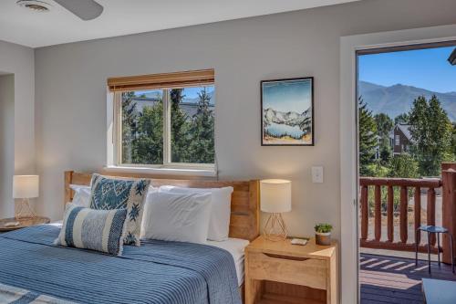 een slaapkamer met een bed en een balkon bij 1032 Luxury Eaglepointe Townhome in Steamboat Springs