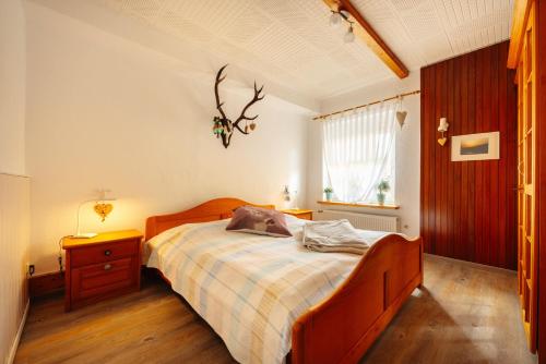 ブラウンラーゲにあるFeriendomizil Tippeのベッドルーム1室(ベッド1台、ドレッサー、窓付)