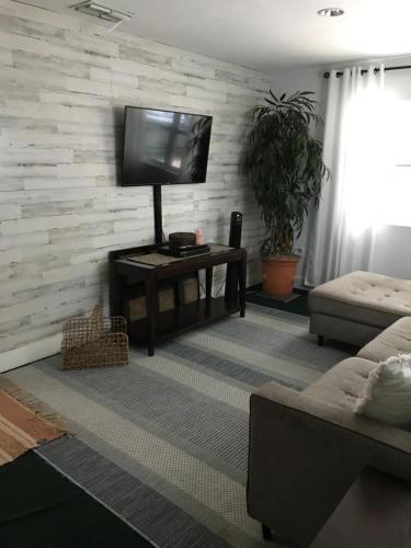 sala de estar con TV de pantalla plana en la pared en Hidden Lake View, en Crystal River
