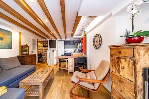 ein Wohnzimmer mit einem Sofa und einem Tisch in der Unterkunft Le petit Crequi- appartement atypique 2 pers- Foch in Lyon