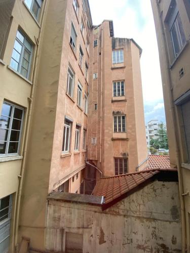 Une ruelle entre deux bâtiments d'une ville dans l'établissement Charming Apartment with Exposed Beams Ainay District Lyon, à Lyon