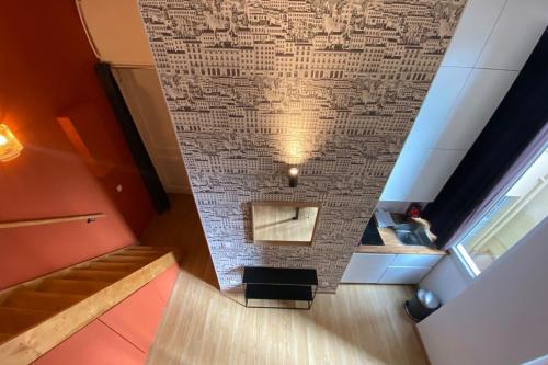 une chambre dotée d'un mur avec écriture. dans l'établissement Charming Apartment with Exposed Beams Ainay District Lyon, à Lyon