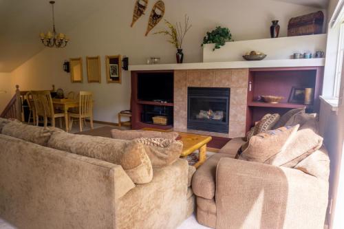 1037 Spacious Quail Run Townhome – Photos 2