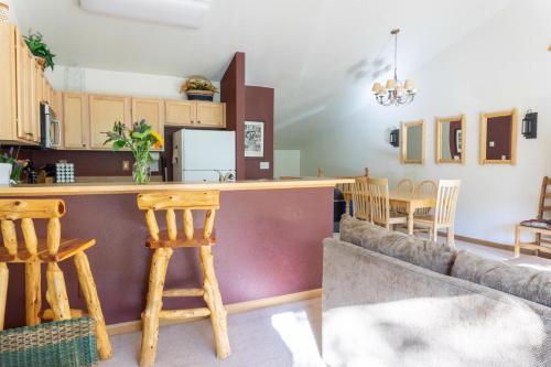 1037 Spacious Quail Run Townhome – Photos 3