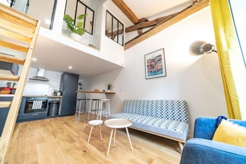 un salon avec un canapé et une table dans l'établissement Elegant cocoon 3 people - Perrache-Confluence, à Lyon