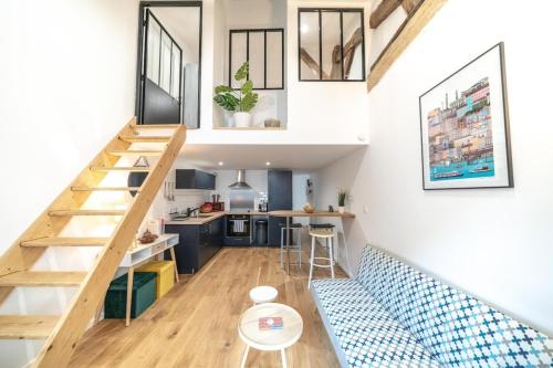 Ce loft dispose d'un escalier et d'une cuisine. dans l'établissement Elegant cocoon 3 people - Perrache-Confluence, à Lyon