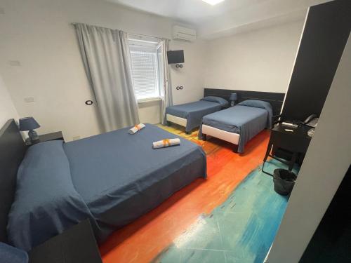 新薩爾沃的住宿－Follow Me B&B，一间卧室设有两张床,铺有水下地板。