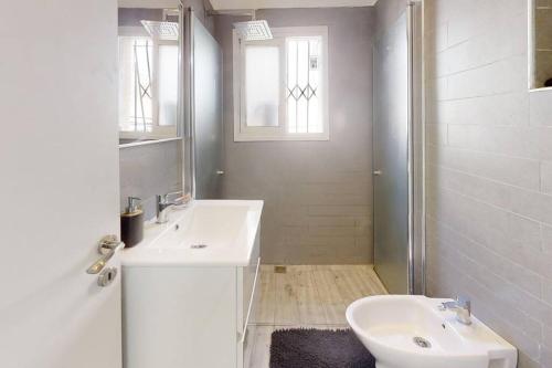 La salle de bains blanche est pourvue d'un lavabo et de toilettes. dans l'établissement Stunning 3BR - Ben Yehuda Gordon, à Tel Aviv