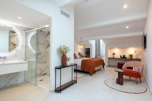 una camera d'albergo con letto e bagno di La Bastide Bourrelly - Mathias Dandine a Cabriès