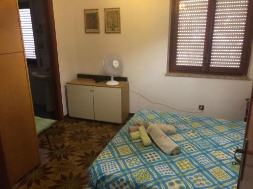 una camera da letto con un letto con una lampada sopra di Residence Enrico a Mondello
