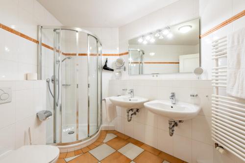 ein Bad mit 2 Waschbecken und einer Dusche in der Unterkunft Residenz Bismarck Whg 22 in Westerland