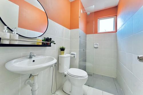 Bilik mandi di {NEW} 2BR Alanis Designer Suite @ KLIA City Center