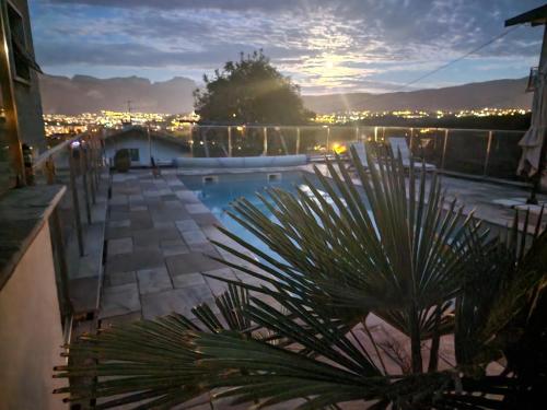 - une vue sur la piscine la nuit dans l'établissement Studio Bellevue appart indépendant rénové 2024 piscine parking proche centre Annecy, à Poisy