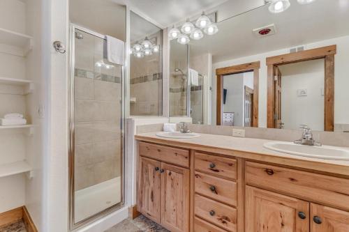 y baño con 2 lavabos y ducha. en 1061- Spacious Mountain Townhouse with Garage Shared Hot Tub and Pool en Steamboat Springs
