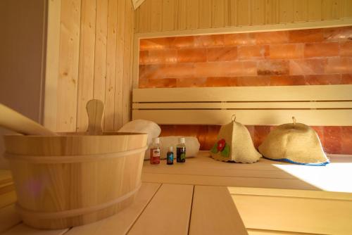una sauna con dos toallas sentadas en un mostrador en Etelka Vendégház Mórahalom, en Mórahalom