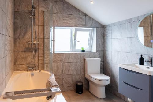Ένα μπάνιο στο Luxury House in the Heart of Mumbles Village
