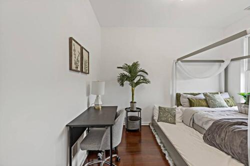 biała sypialnia z łóżkiem i biurkiem w obiekcie The Penthouse, Lux stay near Downtown, UofC & Lake w Chicago