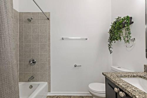 uma casa de banho com um WC, um lavatório e um chuveiro em The Penthouse, Lux stay near Downtown, UofC & Lake em Chicago