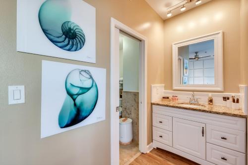 Ένα μπάνιο στο Atlanta Rental with Balcony Near Buckhead!