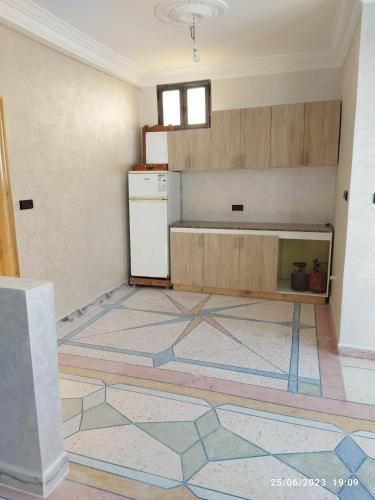 Habitación vacía con cocina con encimera en Villa Agadir Maroc, en Agadir