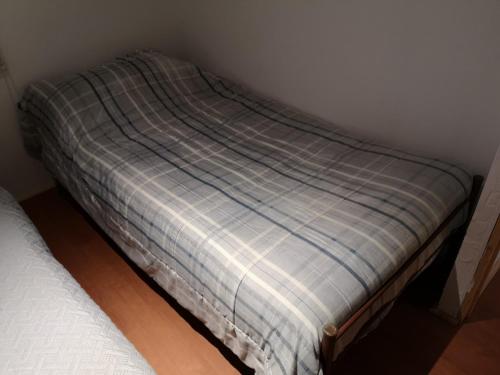 a bed in a corner of a room at CABAÑA LIRCAY - 2 habitaciones 48M2 para 4 personas in San Clemente
