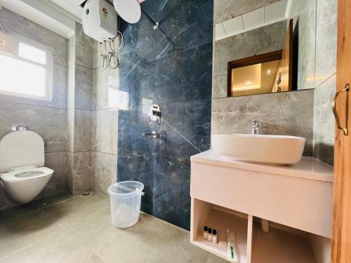 西里古里的住宿－HOTEL ROYAL VANILLA，一间带水槽和卫生间的浴室