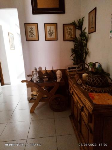 a room with a wooden table and a table sidx sidx sidx at Casapatrizia Appartamento compartido in Santa Cruz de Tenerife