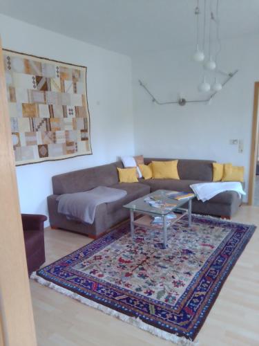 a living room with a couch and a table at Ferienwohnung Zuschke in Klipphausen
