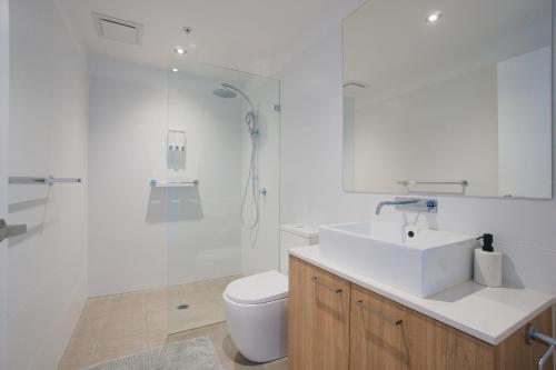 uma casa de banho com um WC, um lavatório e um chuveiro em Contemporary 3BR Paradise on Franklin Street em Adelaide