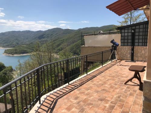 a balcony with a view of a river and mountains at Ma. De House Lago del Turano in Valle Verde