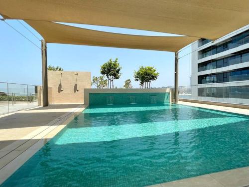 Bazén v ubytování Dar Vacation-Luxurious 1BR Apartment in Beach Isle nebo v jeho okolí
