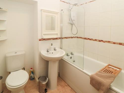 ein Badezimmer mit Waschbecken, Toilette und Badewanne in der Unterkunft 22 St Marys Walk in Scarborough