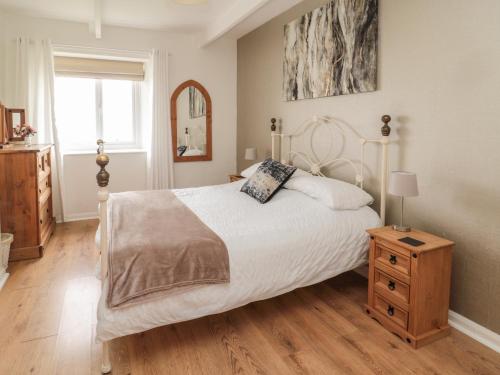 克拉斯特的住宿－Seaview Howick，一间卧室设有一张大床和一个木制床头柜。